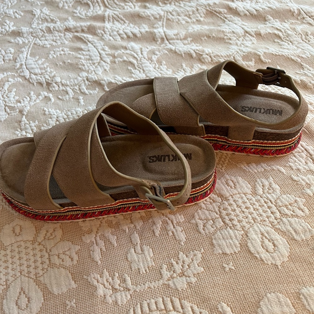 Muk Luks platform sandals. Size 40. Tan with bright yarn near sole.